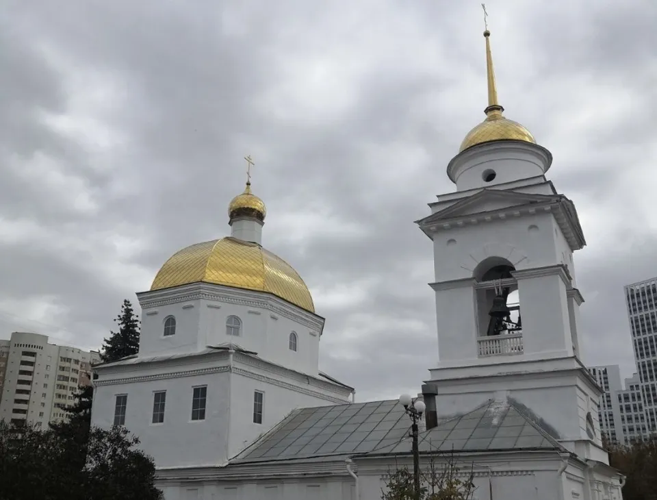 Купол и колокольня Покровской церкви, документальная фотография