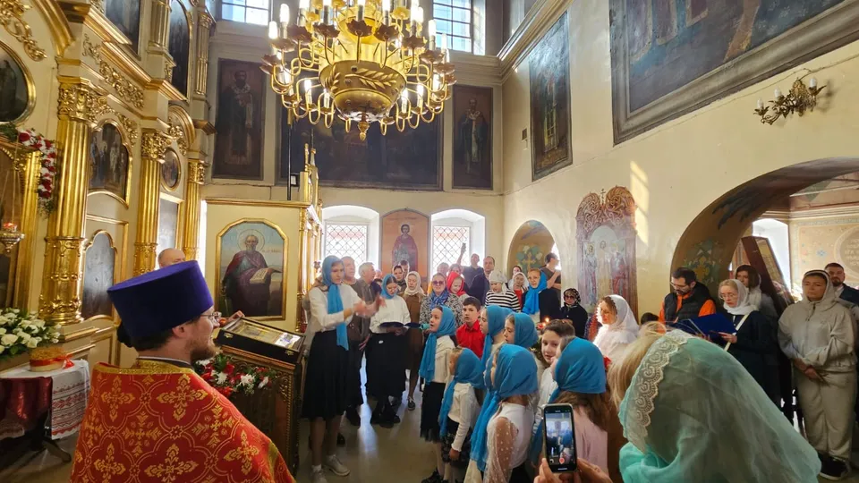 Дети из воскресной школы с горящими свечами на клиросе во время пасхального богослужения