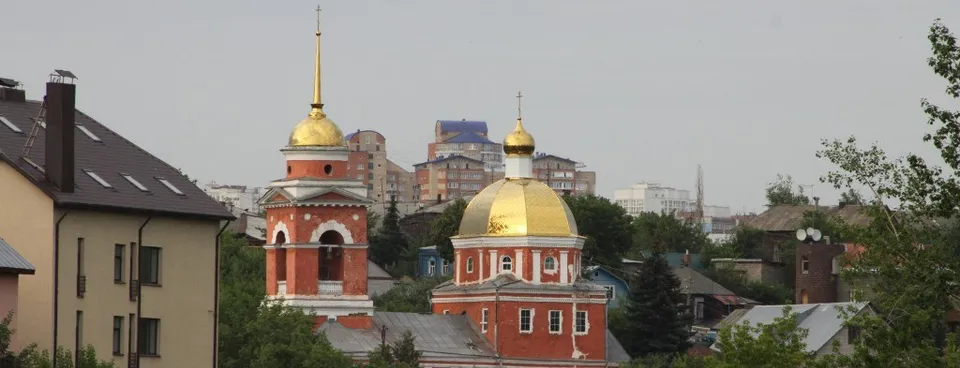 Покровская церковь зимним утром, вид с улицы
