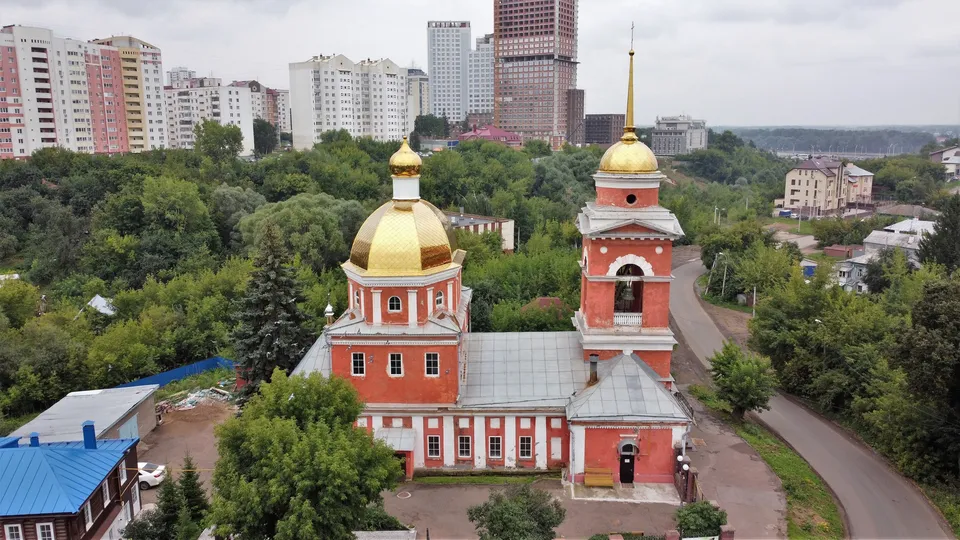Покровская церковь с высоты птичьего полёта на фоне многоэтажной застройки Уфы